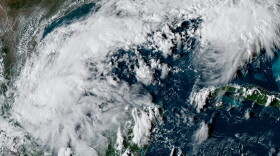 Esta imagen por satélite de la Oficina Nacional de Administración Oceánica y Atmosférica de Estados Unidos (NOAA, por sus siglas en inglés) muestra la depresión tropical 9, que se convirtió en la tormenta Isaías, sobre el golfo de México, el martes 6 de octubre de 2026. (NOAA via AP)