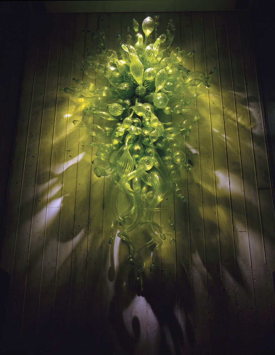 Dale Chihuly, (American, born 1941), Palazzo di Loredana Balboni, 1996, glass and wire, a:116 x 62 x 32; b: 112 x 4 x 32 in. Collection of the Kemper Museum of Contemporary Art, Kansas City, Missouri, Gift of the artist, 1996.33.01. © Chihuly Studio.