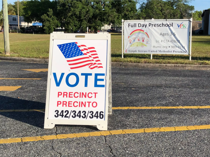Cartel de votación en la carretera