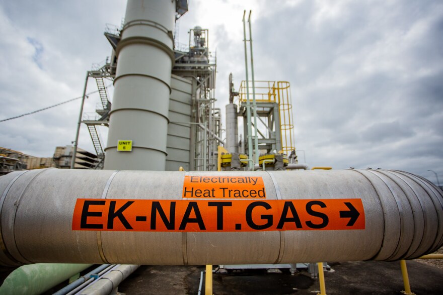 A sign on a pipe says electrically heat traced, EK-NAT.GAS