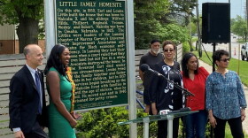 Dos sobrinas de Malcolm X, Sheryl Little y Deborah Jones (a la derecha), se unieron el viernes al alcalde de Lansing, Andy Schor, y a la diputada Sarah Anthony (a la izquierda) para inaugurar el nuevo marcador.