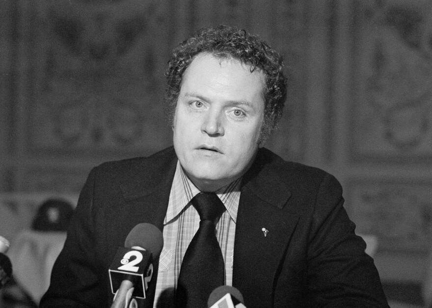 <em>Hustler</em> magazine publisher Larry Flynt addresses the press at the Park Lane Hotel in New York on Dec. 18, 1977.