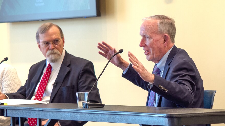El exgobernador John Carlin, a la derecha, señala mientras el expresidente de la Corte Suprema de Kansas, Lawton Nuss, escucha durante un foro del 16 de junio de 2026 en la Universidad Washburn en Topeka. El foro fue organizado por Kansas Appleseed para educar a los votantes sobre la enmienda constitucional.