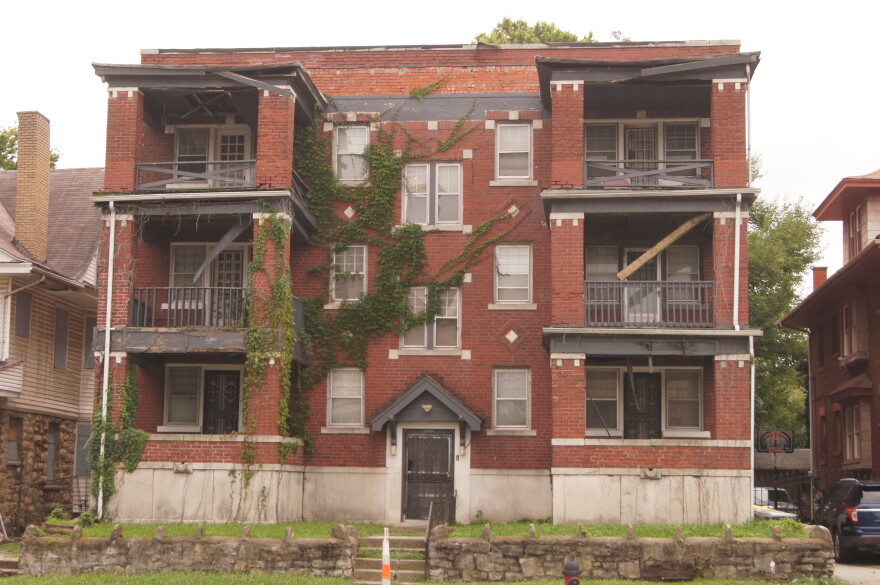An example of a colonnaded apartment building in a state of disrepair in Kansas City.