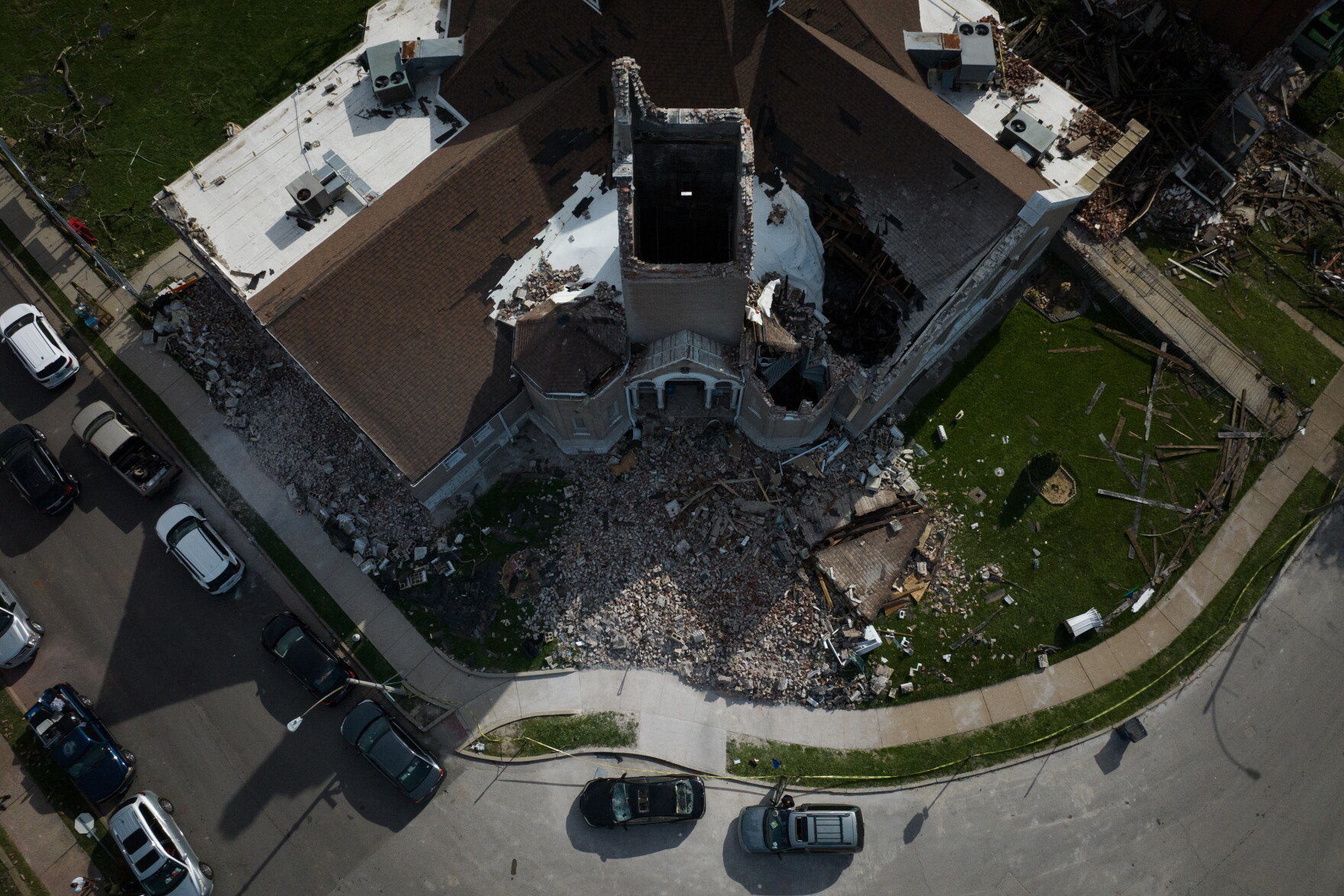 Photos: St. Louis begins recovery after a powerful tornado ripped ...