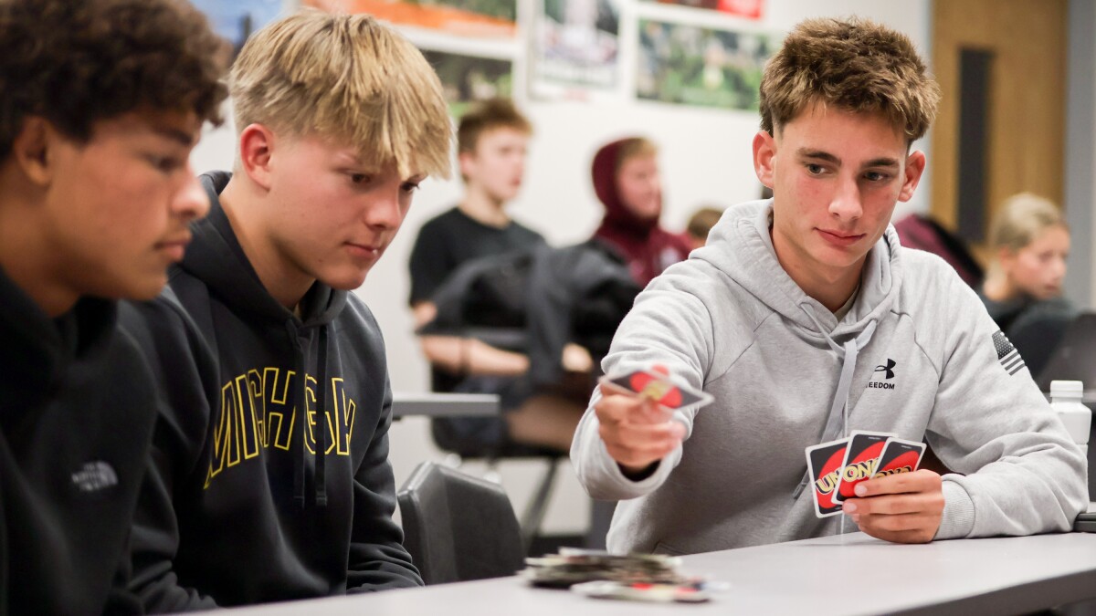 Missouri students turn to notes and cards after cellphones get banned in schools