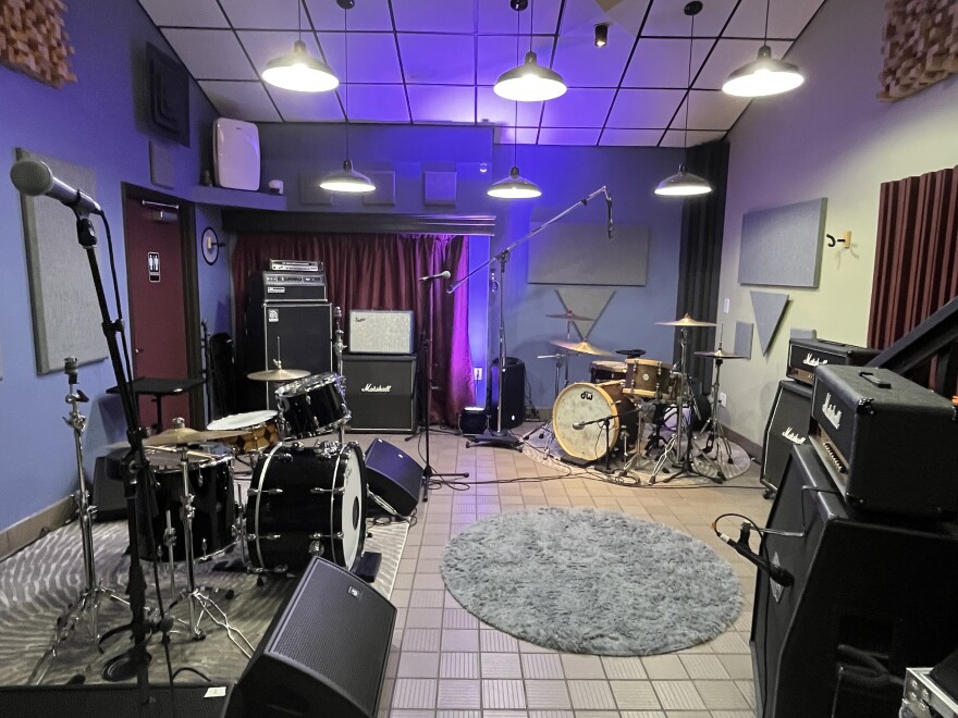 The main rehearsal area at Little Wing Studios. (Natan Solomon/WUFT News)