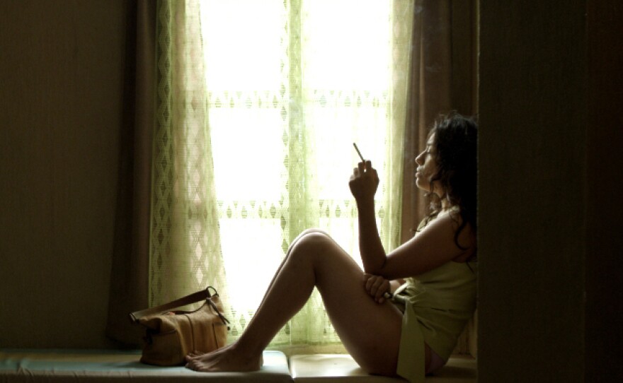 A regular at a rent-by-the-hour motel on the coast of Vera Cruz where nothing seems to happen, Miranda, played by Adriana Paz, forms a tender relationship with the motel owner's nephew, Sebastián.