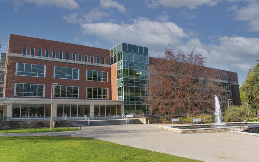 Biblioteca de MSU donde tuvo lugar el ataque, que según MSUPD está investigando como un crimen de odio.