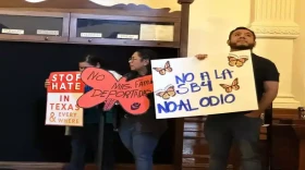 Los manifestantes se reúnen en el Capitolio de Texas para manifestar su oposición al Proyecto de Ley Senatorial 4, una ley estatal que convierte la entrada no autorizada a Texas en un delito estatal.