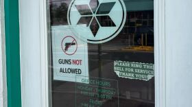 A Windward Oʻahu business displays a sign barring guns inside. (Jan. 18, 2025)