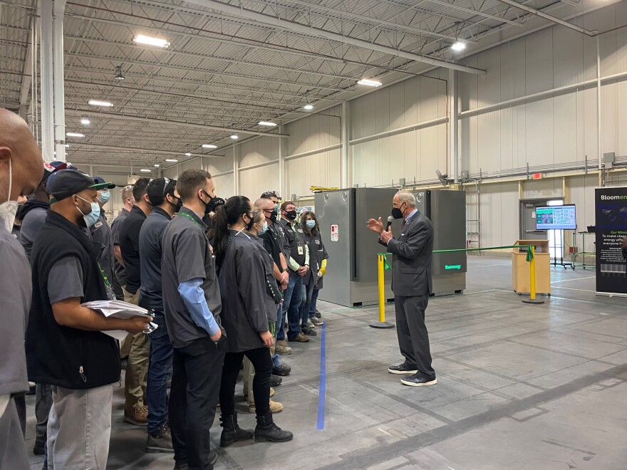 Senator Tom Carper speaks to workers on the production floor at Bloom Energy's Newark facility.