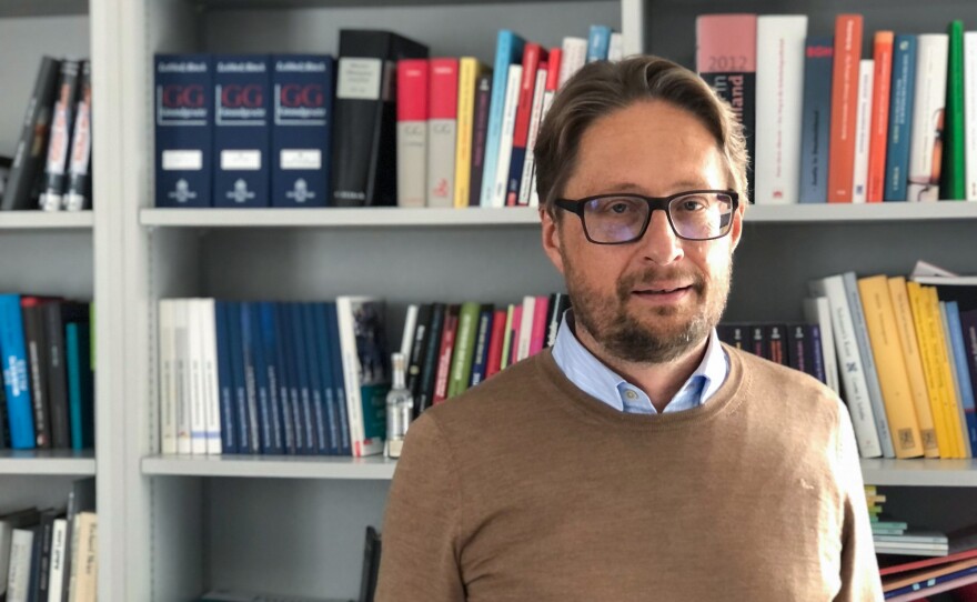 Heinrich Wefing is the managing editor of the politics desk at <em>Die Zeit</em> newspaper in Hamburg. He draws parallels between the political careers of German chancellor candidate Olaf Scholz and President Biden.