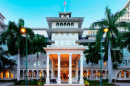 An image of the outside of the Moana Surfrider Hotel in Waikīkī.