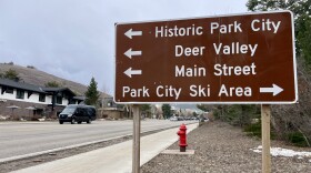 A sign points visitors toward Park City’s ski areas on Park Avenue.