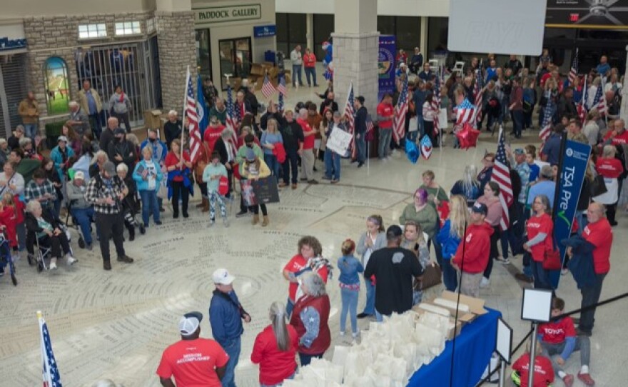 Hundreds welcome home Honor Flight veterans at Bluegrass Airport