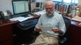 UF Psychology Professor Emeritus, Ira Fischler attempting to memorize as many digits of pi as possible in 10 seconds to demonstrate the memory ability of the Miami student who recently won the national memory championship. (photo by Chris Gilmore)