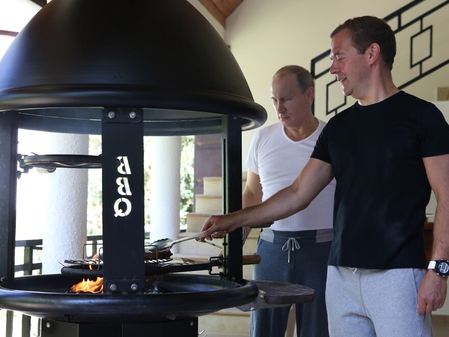 The two showed their grill skills.