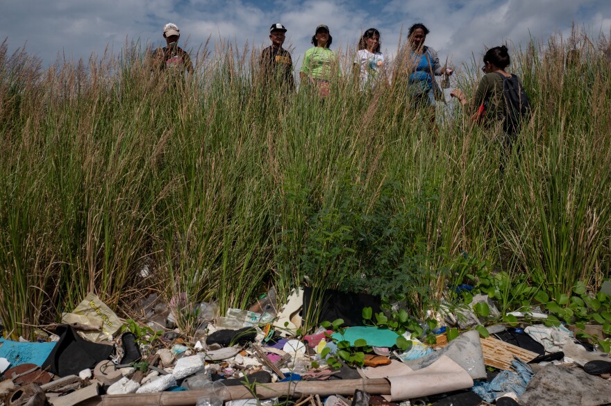 The citizens of the neighborhood of Navotas participated in a brand audit, where household trash was collected and the brands were listed and publicized.