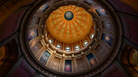 Dentro de la cúpula del Capitolio de Michigan en Lansing.