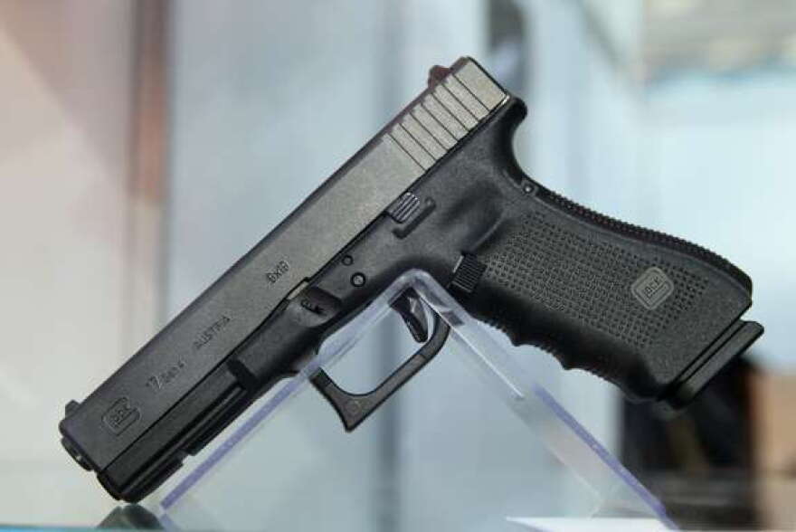 Image: Glock 17, wikipedia.org