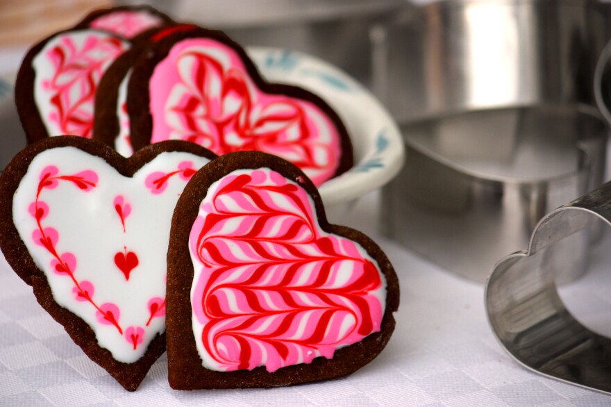 Marbled royal icing on gingerbread