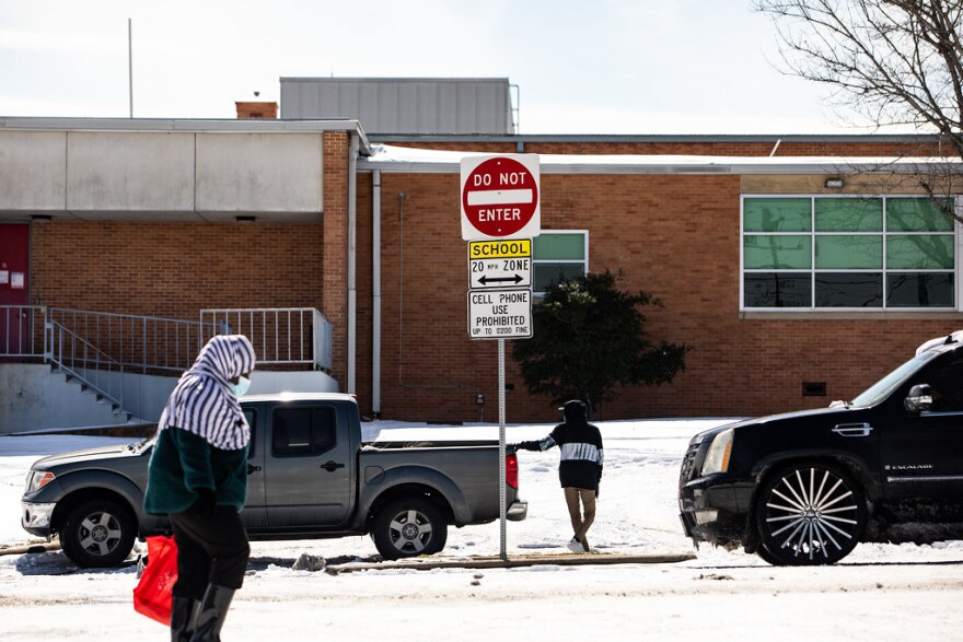 Un vehículo, atascado en la nieve frente a la escuela secundaria Travis en el sur de Austin.
