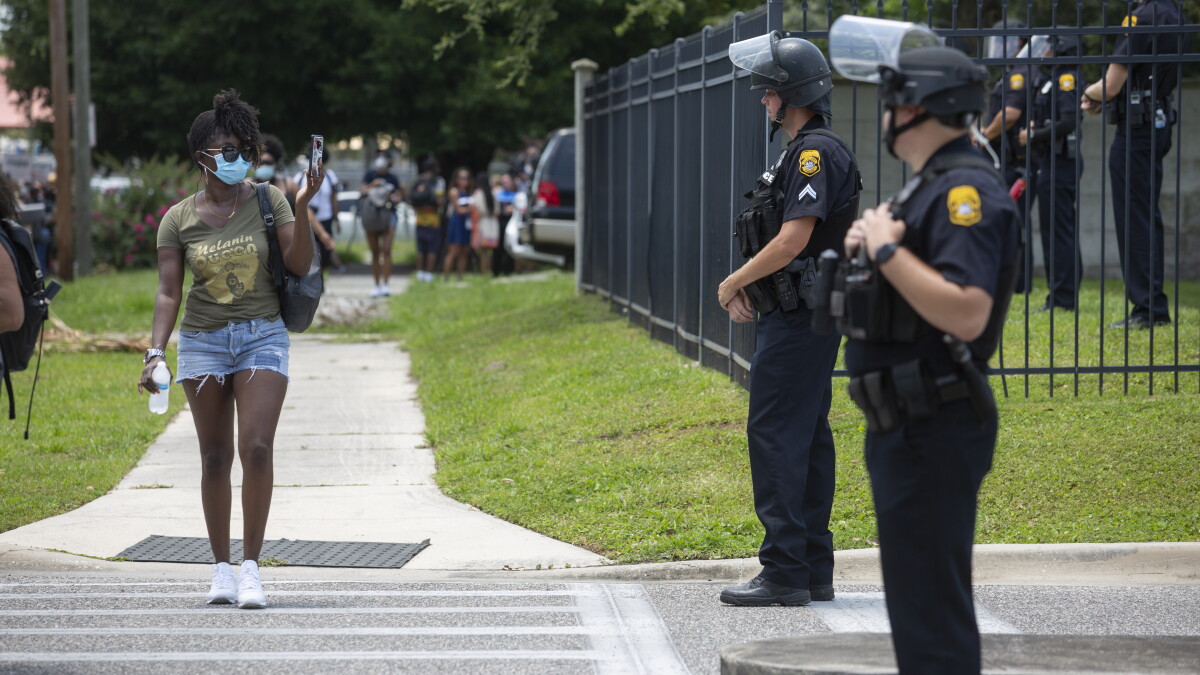 Florida cities end a constitutional challenge to the state's police budgets law - Vimarsana News