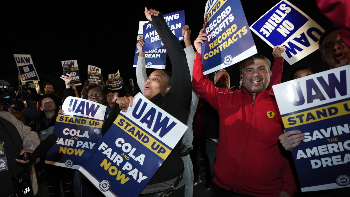 Workers are on strike at all 3 Detroit auto makers for the first time in their union's history - Vimarsana News