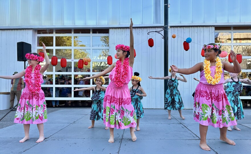 Hawaiian dancers.