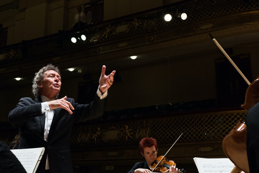 Harry Christophers conducting the Handel and Haydn Society at Symphony Hall