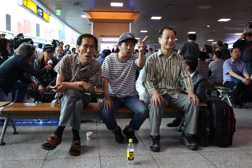 South Koreans gather at the Seoul Railway Station to watch Trump meeting with Kim.