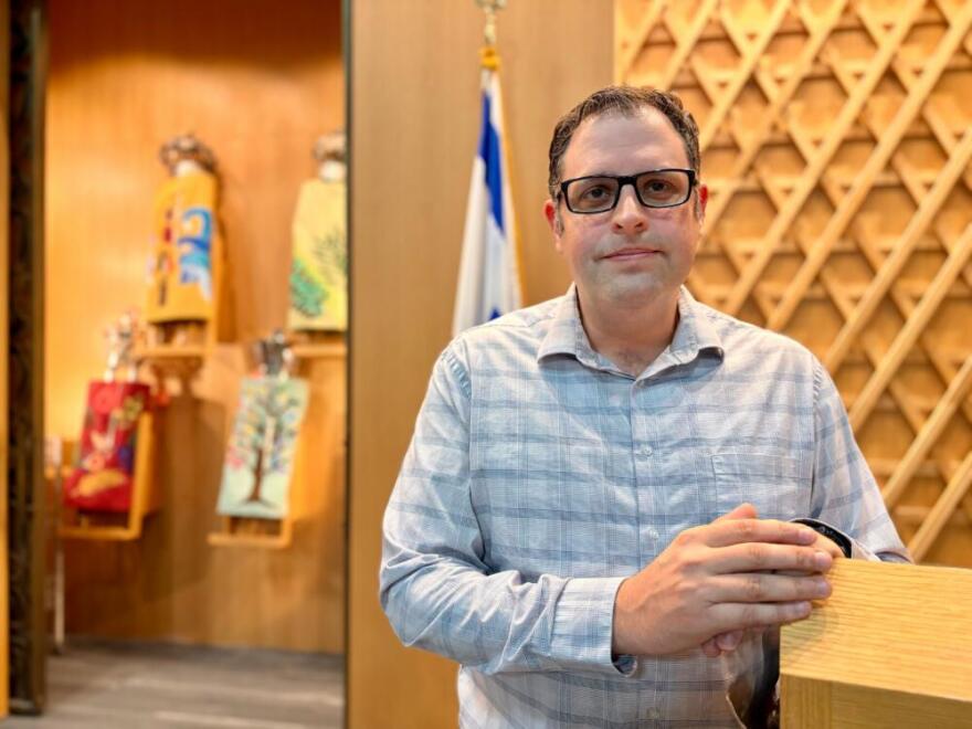 Rabbi Andy Green at Congregation Or Tzion in Scottsdale, Arizona. (Peter O'Dowd/Here & Now)