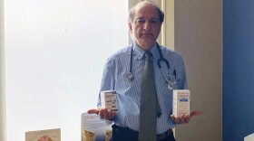 El Dr. Dinesh Kapur, oncólogo en Eastern Connecticut Hematology and Oncology Associates, en Norwich, sostiene ampollas inyectables de medicamento quimioterapéutico proveniente de China. EE. UU. enfrenta una escasez de fármacos contra el cáncer.