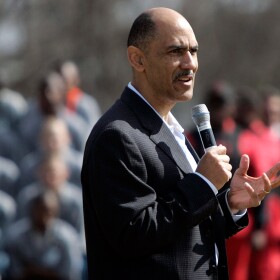 In a visit to a Columbia, S.C., prison, Tony Dungy told inmates that no matter their mistakes, they can gain redemption.