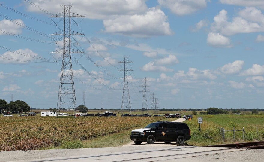 Authorities investigate the site of a hot air balloon accident in Maxwell, Texas on July 30, 2016. (Aaron M. Sprecher/AFP/Getty Images)