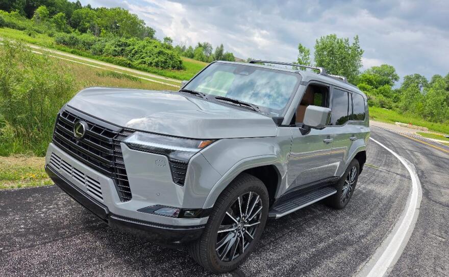 2026 Lexus GX 550 Luxury angle