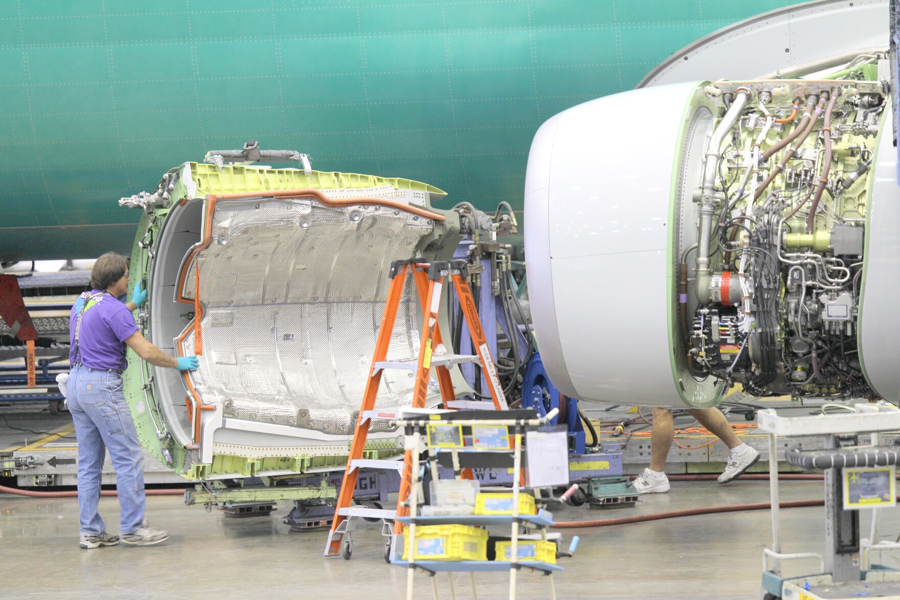 Boeing promises fuel efficiency, snags new orders for 737s KNKX