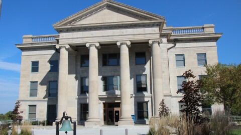 An image of the front of the Boone County Courthouse building. There are sandstone columns at the front. 