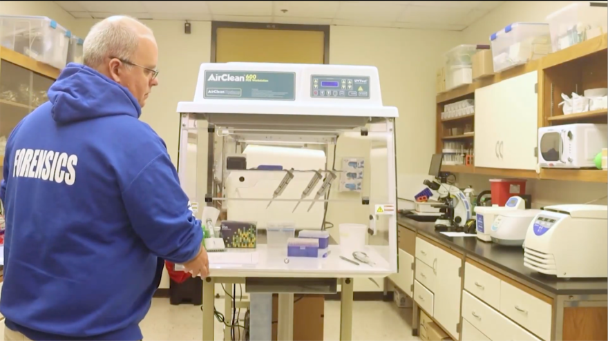 El Dr. Adam Stern trabaja con una de las máquinas. Foto por: Genesis Trujillo.