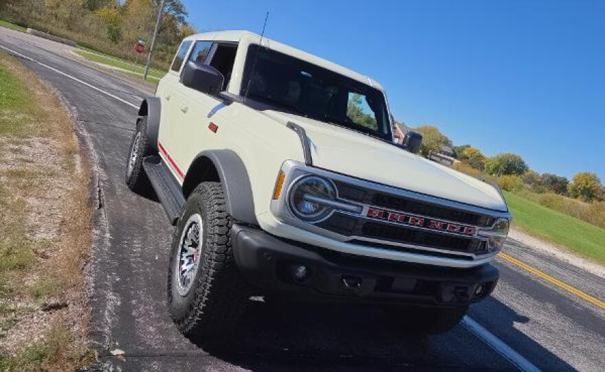 2026 Ford Bronco Outer Banks 4-door 4x4 badge right angle