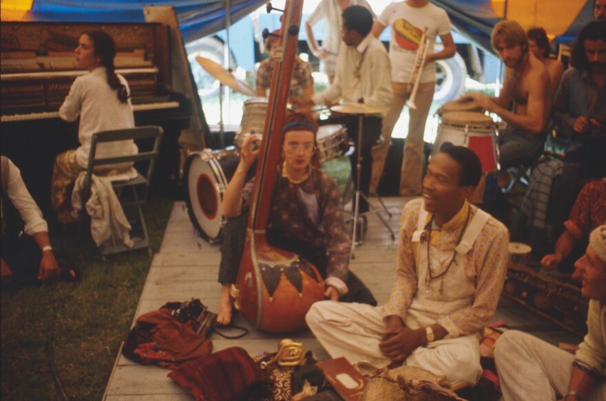 Moki Cherry (center) with Don Cherry (right) circa 1975.