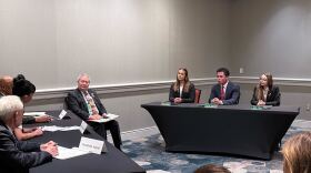 Estudiantes de Incline High School participando en la competencia nacional "We the People".