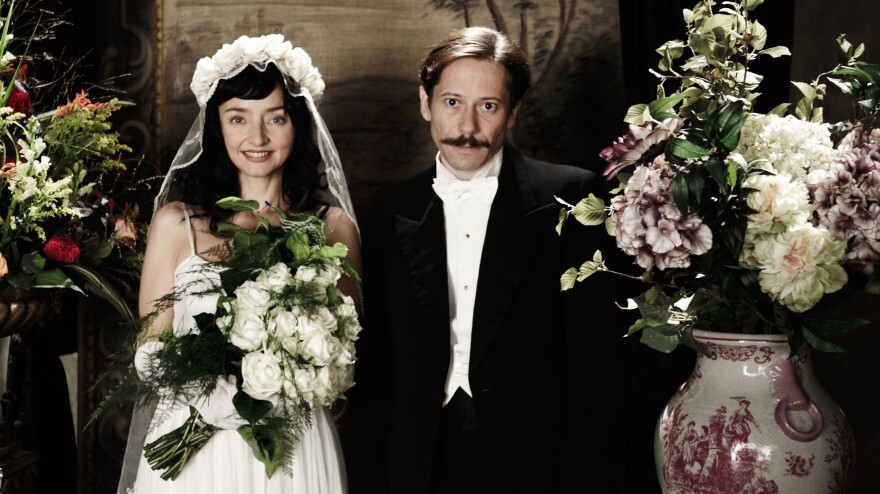 When he returns to Tehran after his touring days are over, Nasser Ali is pushed by his mother into a marriage with a woman (Maria de Medeiros) he doesn't love.