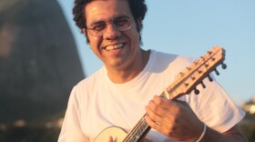 A master of the Brazilian bandolim, Hamilton de Holanda is determined to show the world what the instrument can do.