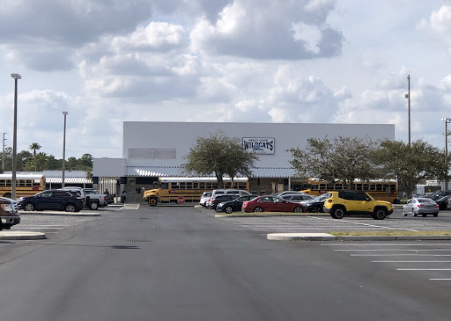 Una señal en la calle Boyette informa del cierre de la calle Overpass y del nuevo desvío en el este del condado de Pasco. (foto por Amy Galo)