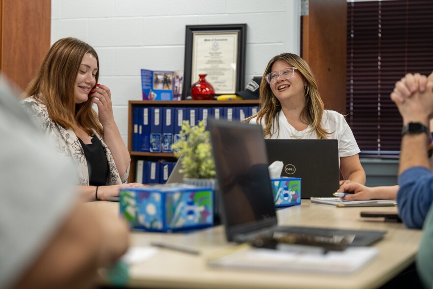 Julia DeFeo, directora ejecutiva de Wilson Gray YMCA en Hartford, se reúne con su equipo para discutir los planes de programación de verano el 4 de agosto de 2025.