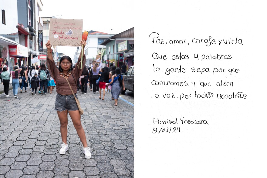 Marisol Yasacama sostiene un cartel en idioma Kichwa, que dice "Debemos hacer escuchar las voces de las niñas y las jóvenes". "Paz, amor, coraje, vida. Que estas cuatro palabras la gente sepa porque caminamos y que alcen la voz por todas nosotras", dice el texto escrito por Yasacama.