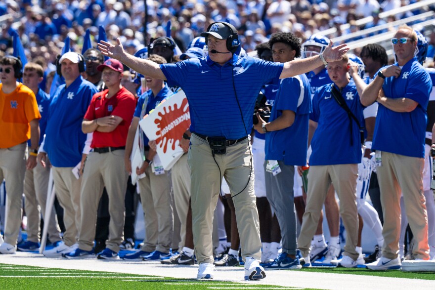 Kentucky head coach Mark Stoops reacts to a play in the first quarter of an NCCA college football game against Toledo, Saturday, Aug. 30, 2025, in Lexington, Ky. (AP Photo/Michael Swensen)