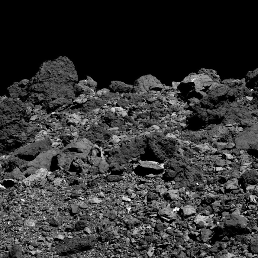 Ten mozaikowy obraz asteroidy Bennu składa się z 12 zdjęć PolyCam zebranych 2 grudnia przez sondę kosmiczną OSIRIS-REx z odległości 25 mil.